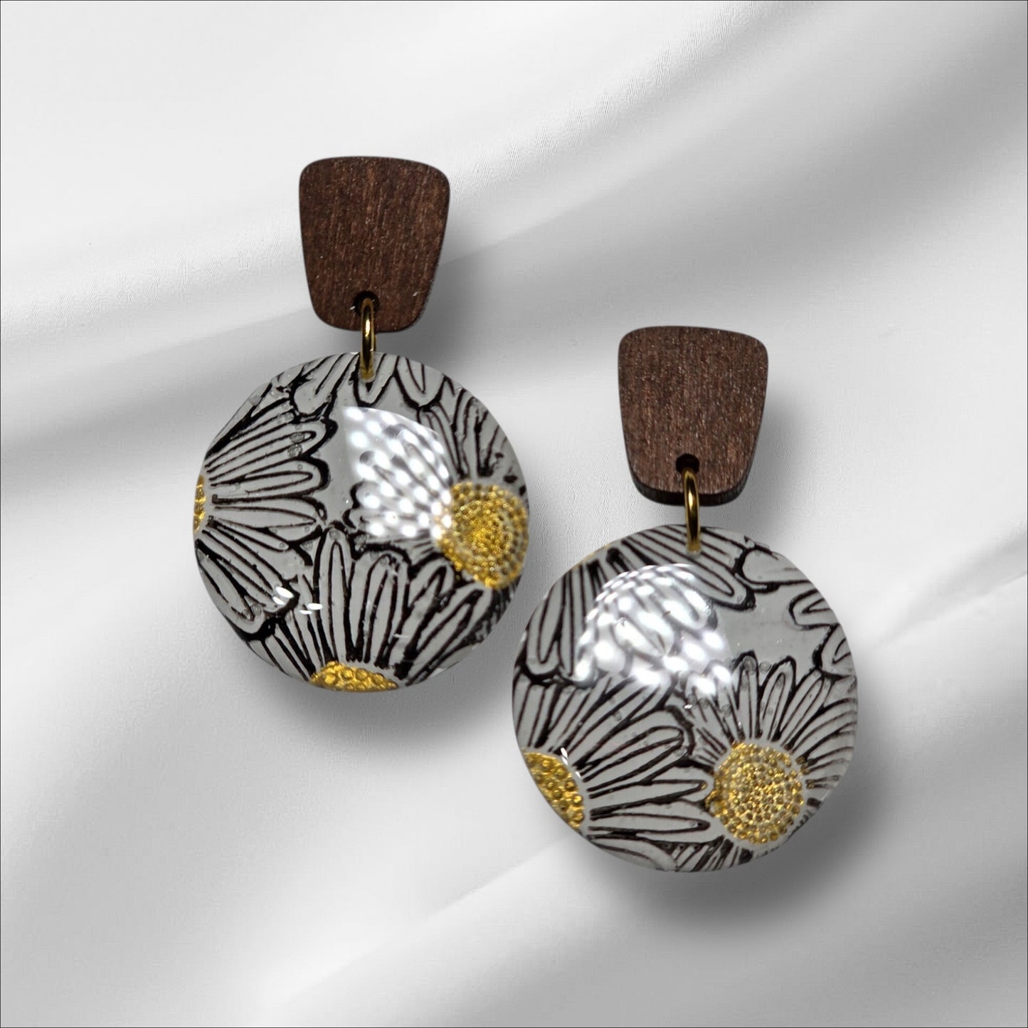 Neutral Daisy with Gold Accent and Wood Stud
