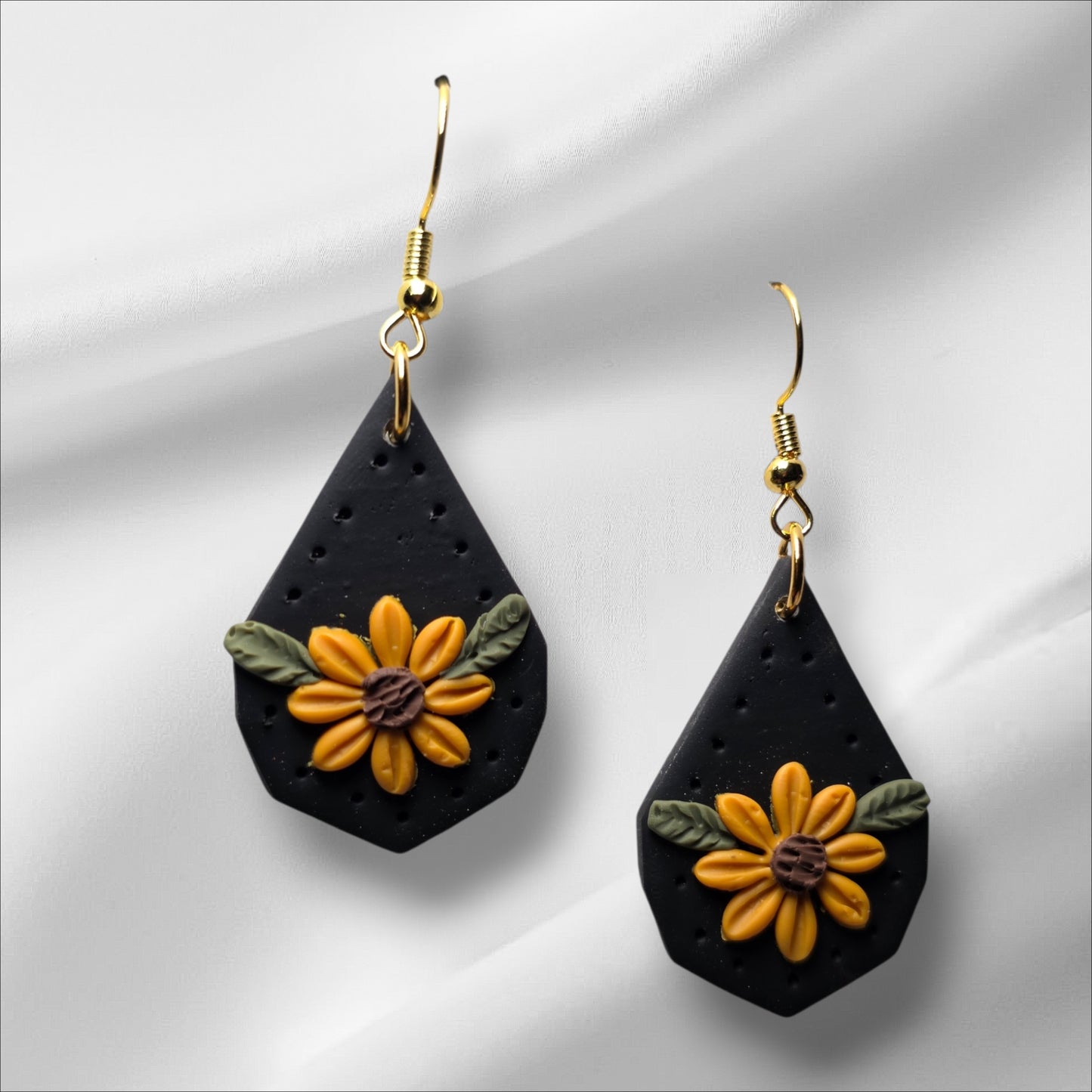 Black Teardrop With Daisy Earrings